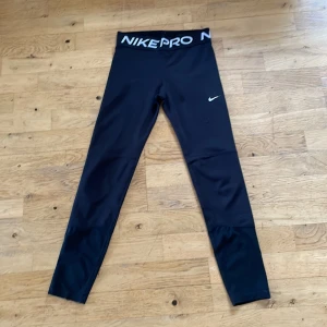 Nike pro tights  - Träningstights. Sitter jätte fint men jag har vuxit ur dem. Bra kvalitet. Lite sliten på loggan