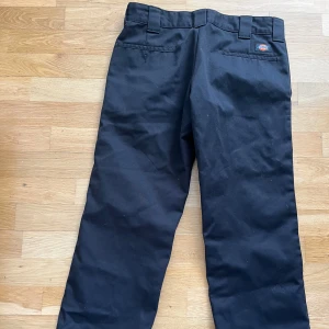 Dickies  - Svarta Dickies slim straight.  32 i midjan  30 i längd  Riktigt snygga och klassiska dickies. Skick 10/10