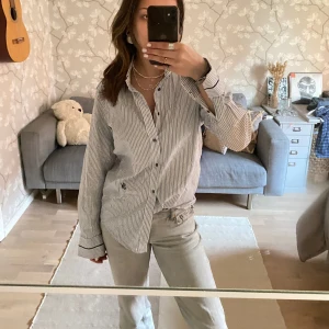 Randig skjorta  - Jättefin randig skjorta med rejält  och bra material. Aldrig använd och därmed nyskick.💕