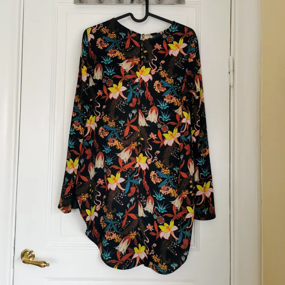 Long tunic from H&M. Size 36. Few times worn. Very good condition except that It has a little open on the back that has been fixed and it's almost imperceptible now (see pic 5). Toppar.