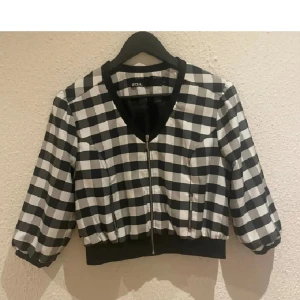 Vintage jacka - Vintage trekvartsärmad jacka. Står strl 40 på den men passar super bra på xs-m. Såååå fin nu till vår och sommar🫶