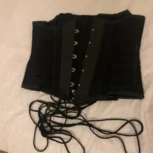 En svart corset som använts ett fåtal gånger, är i utmärkt skick! Priset går att diskutera :)