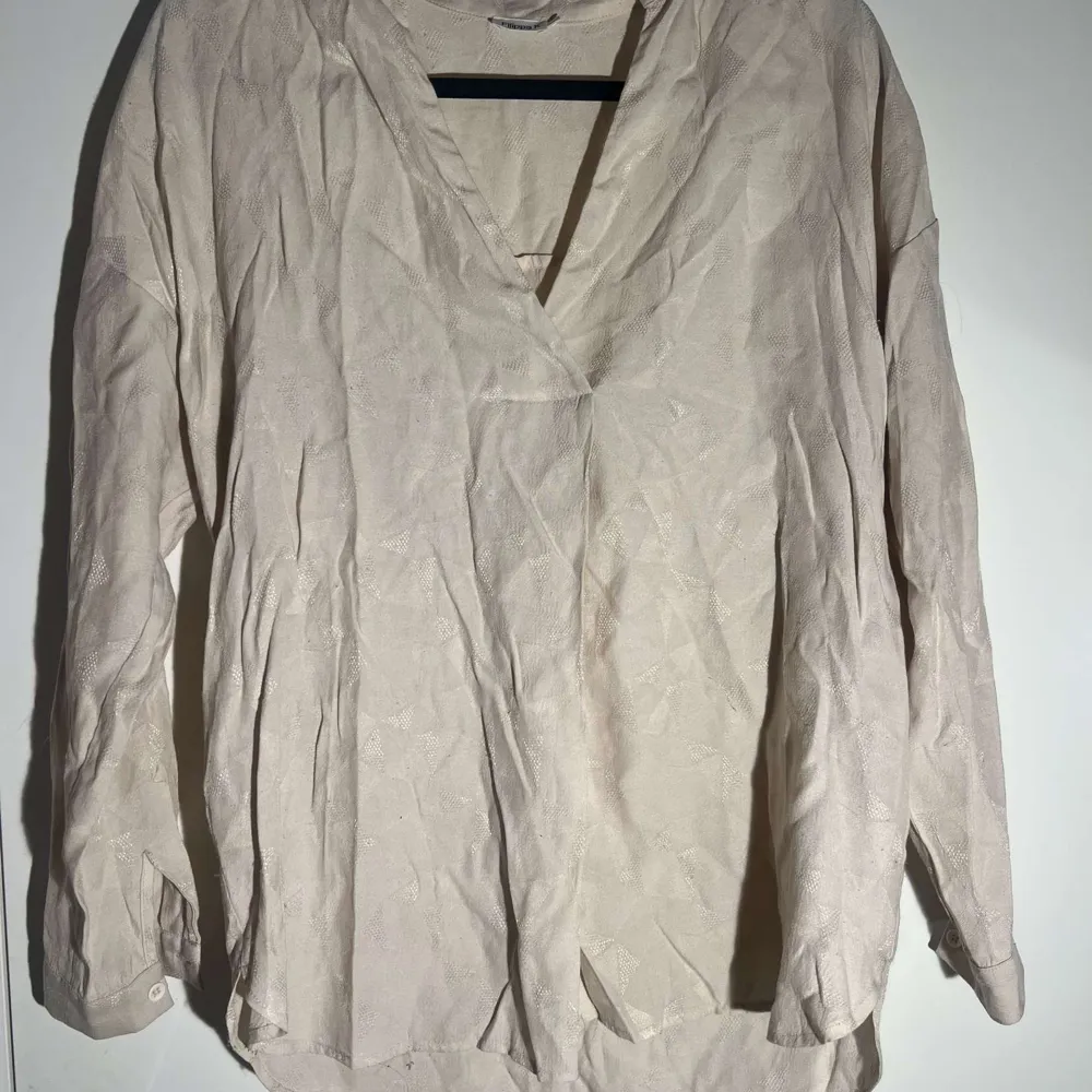 - från Filippa K - fint mönster - knappt använd - bra skick - luftig - jättefin till sommaren . Puserot.
