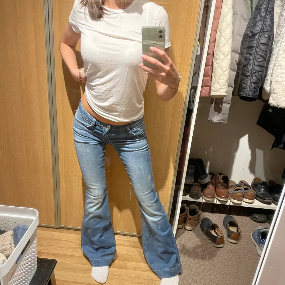 (29j Ljusblåa lågmidjade bootcut jeans, midjemått rakt över helt nya med lappar kvar : 34 cm, innerbenslängd: 84cm väldigt stretchiga 🩵. Jeans & Byxor.