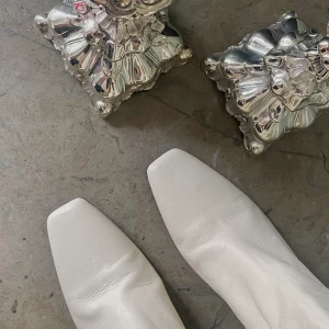 Stövletter från Milan - Ursnygga, eleganta stövletter med stilettklack från & Other Stories, köpta i Milano under vintern 2023, och i nyskick då jag aldrig fått möjlighet att använda dem. Äkta läder, passar till allt, och nypris över tusenlappen. 💎