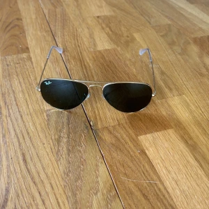 Ray ban sol glasögon - Glasögon från ray ban, har tappat bort fodral. Standard pris 1200kr Guld ram Okej skick