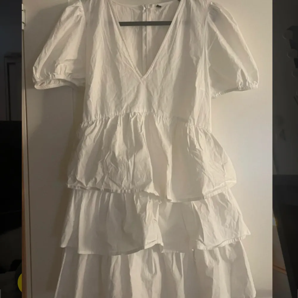 Jättefin student/sommarklänning från zara. Hittade en annan klänning så därför säljer jag denna 😀💕 finns inte kvar på zara. Klänningar.