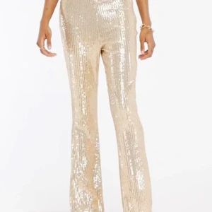 Guldiga glitterbyxor  - Ett par guldiga glitterbyxor! Använda endast 1 gång.  Storlek 38, men har en längd för mig som är 163cm lång.😊