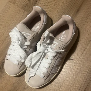 Adidas campus - Jag säljer dessa skor pga fel storlek. Dem är i storlek 37,5 och i nytt skick samt helt oanvända. Kvitto får man med. Dem är köpta för 3928 kr på Miinto och säljs nu för 3500 kr. Köparen står för frakten💗