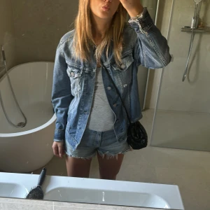Jeansjacka  - Jeansjacka från Replay Blue Jeans. Står inget storleksmått i jackan men skulle gissa på M. Nypris jackor från Replay Blue Jeans ligger på 1800kr. Jackan är i superfint skicka därav priset!🩵