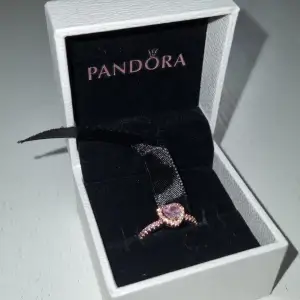 Hej Säljer en helt ny Pandora ring i storlek 48 helt oanvänd. Låda och allt tillhör fås med  Kostar 1199kr ny