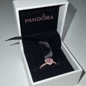 Pandora rosa ring - Hej Säljer en helt ny Pandora ring i storlek 48 helt oanvänd. Låda och allt tillhör fås med  Kostar 1199kr ny