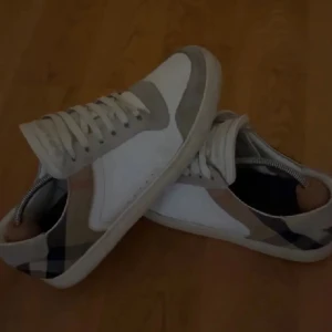 Burberry skor - Burberry skor i storlek 40 passar 41. Ser lite smutsiga ut på bilden men annars fint skick nypris ca 7000. Skriv vid frågor samt intresse 