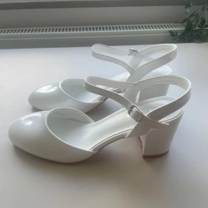 Vita Klackskor  - Säljer helt nya vita klackskor! Perfekt för skolavslutning eller studenten🤩 Säljer för att dem var för små, aldrig använda!  Storlek 39🤗