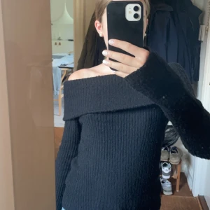 Off shoulder tröja - Säljer denna populära Off shoulder tröjan från H&M!💕Inte använt mycket så nästan som helt ny💕 Säljer på grund av att den inte kommer till användning. ❗️Kontakta mig vid köp, tryck inte på köp nu❗️