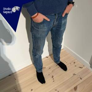 John Henric jeans | Skick: 8/10 | Strl W31 L32 | Modellen är 182cm | Vårt pris 399 kr | Hör av dig om du undrar någonting!
