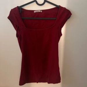 Topp  - En väldigt fin fyrkantig urringning! En tröja som användts 2-4gånger!  Passar för Petit och vanlig!  🌸🌸🌸