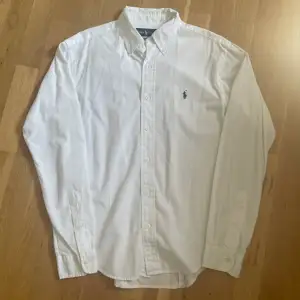 Säljer denna tvär feta vita raffe skjorta då den inte kommer till användning.  DM för frågor eller extra bilder