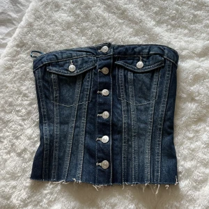Topp - Jag säljer en snygg jeanstopp som är använd 1 gång, nyskick. Jag säljer den då den är alldeles för liten. Toppen är från Zara och är i storlek XS. 