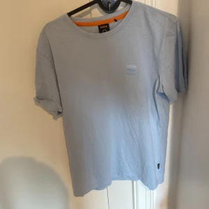 T- shirt Hugo boss - Väldigt fin tröja från boss, sällan andvänd. 