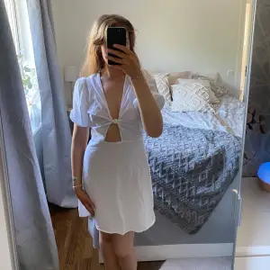 Oanvänd! Jättefin vit klänning. Perfekt nu till sommaren eller studenten💗