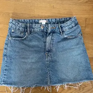 Säljer denna superfina jeans kjol men som tyvärr var för liten för mig💗stl är 152, skulle säga att den passar XS💗Köpt här på plick och bilderna är från gamla ägaren💗