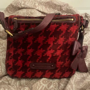 Vintage JUICY COUTURE väska - Super fin rymlig juicy houndstooth väska. Helt magisk, får plats med allt i den. De följer även med ett band man enkelt sätter på så kan man bära den över bröstet. 