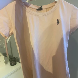 Ralph Lauren T shirt - Säljer Dena jätte fina Ralph Lauren T shirten då den inte kommer till användning längre. Jätte fin kvalite och den är i storlek s. Pris mer kan även sänkas 
