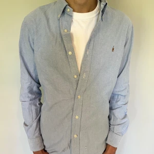 Ralph lauren skjorta - Jättefin Ralph lauren skjorta perfekt till sommarn i top skick. Modellen på bilden är cirka 180cm. Kontakta gärna för fler funderingar!