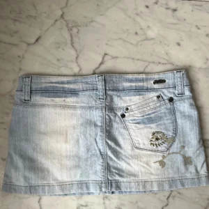 Kort jeanskjol  - Kort jeanskjol med fina detaljer. Köpt här på plick men tyvärr för liten så säljer den vidare💗