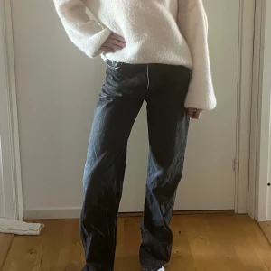 Svarta jeans  - Svarta jeans från zara som är uppsprättade där nere för att de ska bli längre 