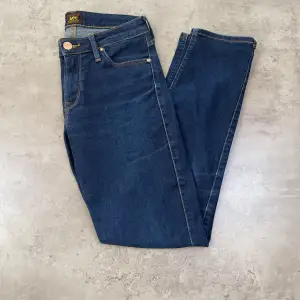 Ett par riktigt schysst Lee jeans i nyskick 10/10 Storlek W: 27 L: 31  Vår pris 299kr   Skriv för mer funderingar