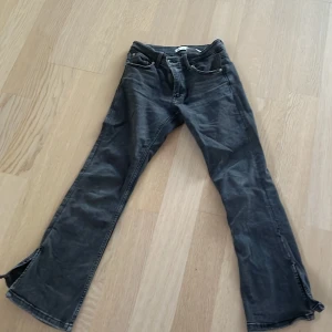 Utsvängda jeans - Dom är storlek 152 eller XS. Dom är jätte fina.  Andvänt fåtal gånger.🩷