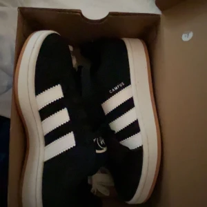 Adidas campus 00 - Säljer mina adidas campus 00. De är Väldigt bra skick och köpta för en månad sen. Dock har den vita snören nu eftersom jag bytt. Pris kan diskuteras!😊