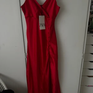 Klänning - Klänning från zara aldrig använd med prislapp ❤️