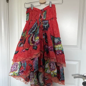 Röd klänning  - Superfin volangklänninh