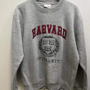 En vanlig tröja med Harvard tryck som inte kommer till användning längre. Inga defekter alls. Storlek M. 