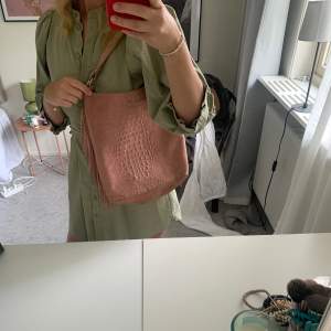 Super snygg rosa väska köpt utomlands💕 Endast använd ett få antal gånger 