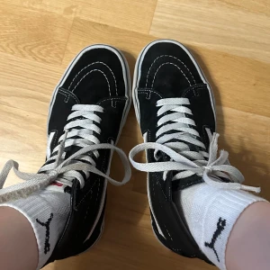 vans sk8-hi - höga vans skor. inga defekter, endast lite smutsiga. om man tvättar de ser de helt nya ut<3 säljer pga för stora för mig. super fina och bekväma! storlek 37