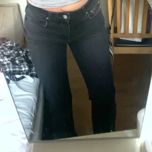 Jeans - Jeans från Gina med slits, storlek 37, säljer för 170kr 