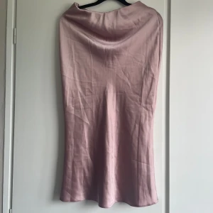 Satinkjol - Oanvänd rosa satinkjol i storlek 36. 