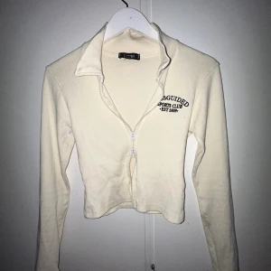 Tröja på missguided  - Skit snygg tröja som passar till nästan alla tillfällen!! Knappt använd! 
