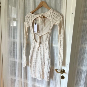 Klänning - Klänning med öppen rygg och knytning på två ställen från Bershka. Aldrig använd, lappen kvar🤍Nypris 300 kr 