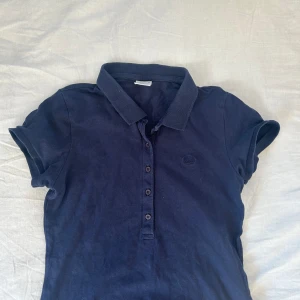 pikétröja  - en puderrosa och en marinblå pikétröja från gina tricot i strl M 1 för 20kr, båda för 30