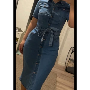 Helt ny jeans/denimklänning strl L - Helt ny med lapparna kvar, ord pris 479kr. Storlek large men passar medium också.