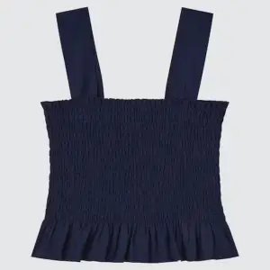 Säljer den här superfina uniqlo linnet som är aldrig använd med prislapp på! Den är superfin och helt nyskick. Perfekt till sommaren med ett par shorts eller en kjol!