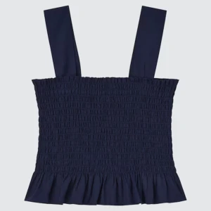 Uniqlo linne  - Säljer den här superfina uniqlo linnet som är aldrig använd med prislapp på! Den är superfin och helt nyskick. Perfekt till sommaren med ett par shorts eller en kjol!