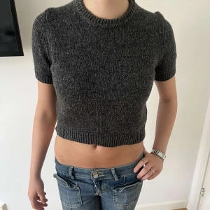 stickat t-shirt från zara - Skitsnygg topp från zara, aldrig använd bara testad på, perfekt till sommaren, i riktigt bra kvalite!!