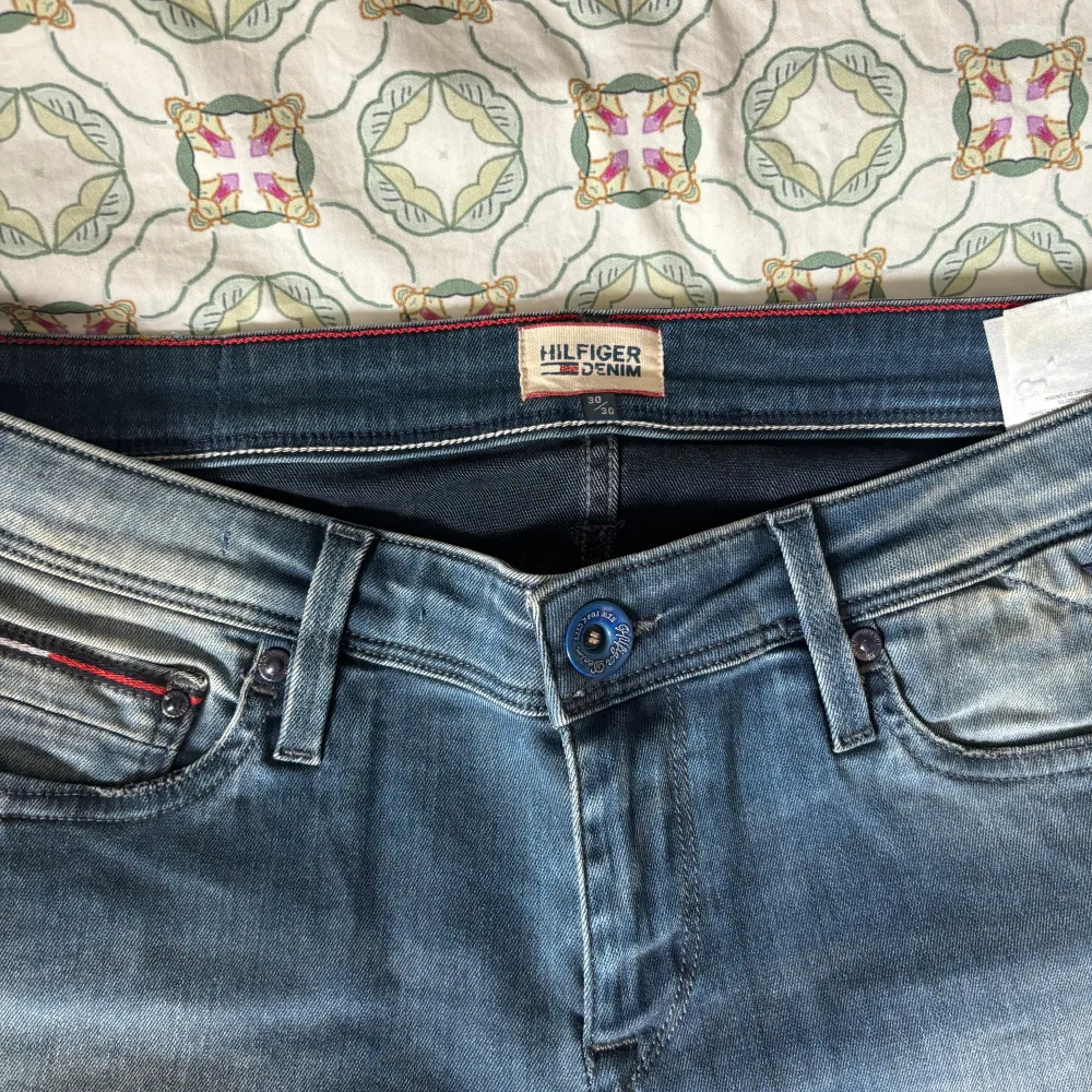 Väldigt fina Tommy Hilfiger jeans, knappt använda, i storlek 30/30. Jeans & Byxor.