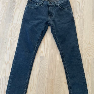 Nudie jeans - Hej säljer nu ett par feta nudie jeans i modellen Thigt Terry och storlek30/30, färgen är black ocean. Skick 9/10 nästan oanvända. Nypris ligger runt 1600 mitt pris 500 kan gå ner vid snabb affär